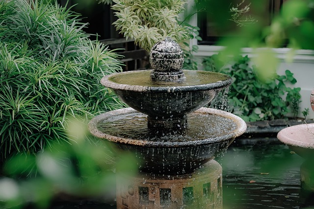 Garten mit Wegen, Beeten und Sitzplatz